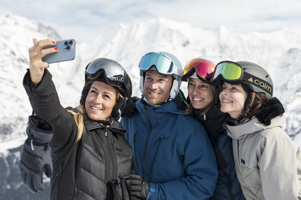 4 venner på toppen i løbet af en Skischoolonline privatlektion