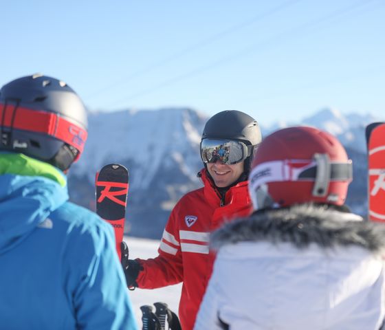Skiinstruktør møder sit hold inden undervisningen går i gang